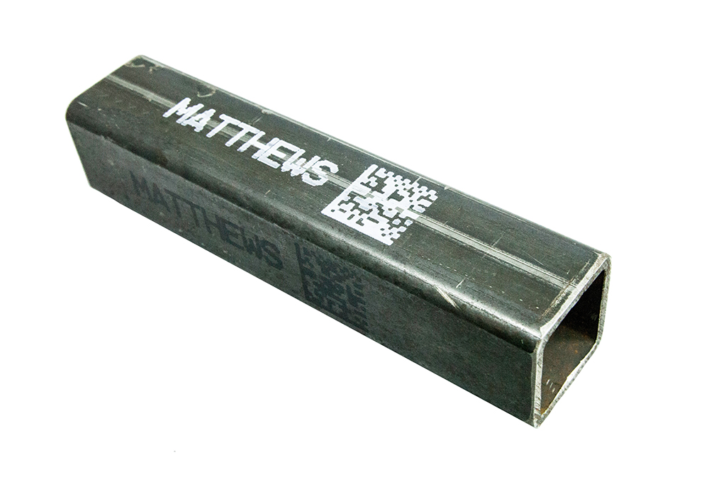 Weiße DOD Kennzeichnung auf Metall