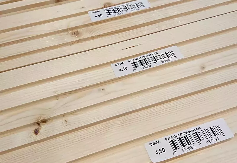 Barcode-Etiketten auf Holzlatten