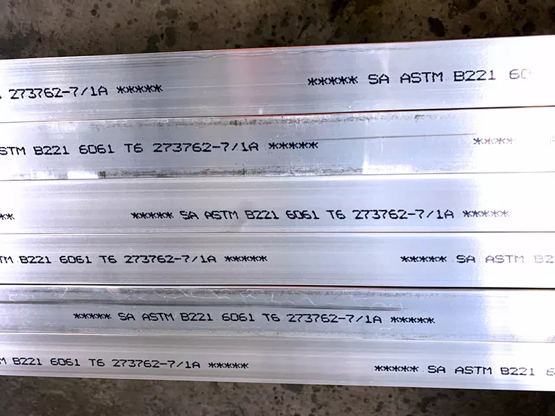 Alphanumerische Kennzeichnung auf Aluminium
