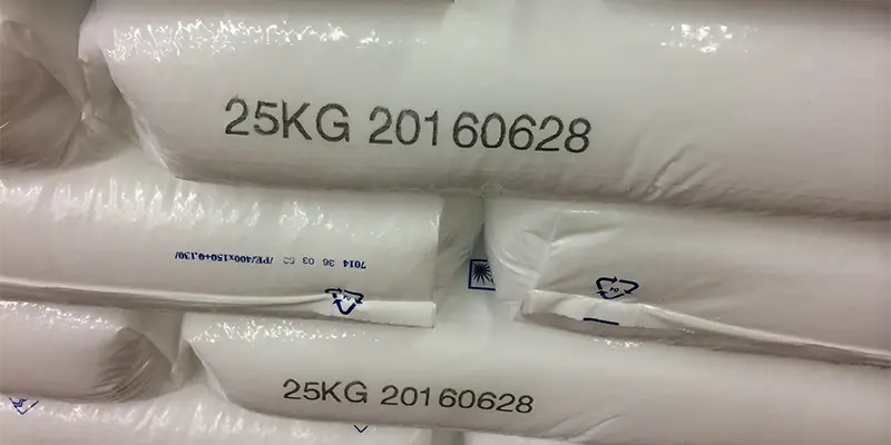 Plastiksack beschriftet mit Gewicht und Produktionsdatum